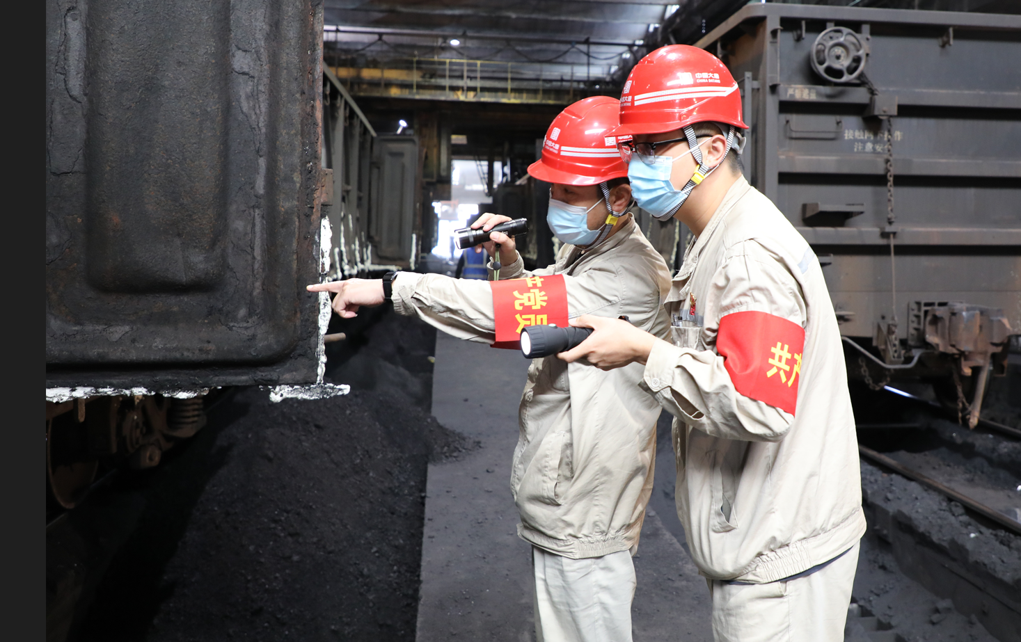 黨員沖鋒在前，攻堅克難。李鑫攝.png