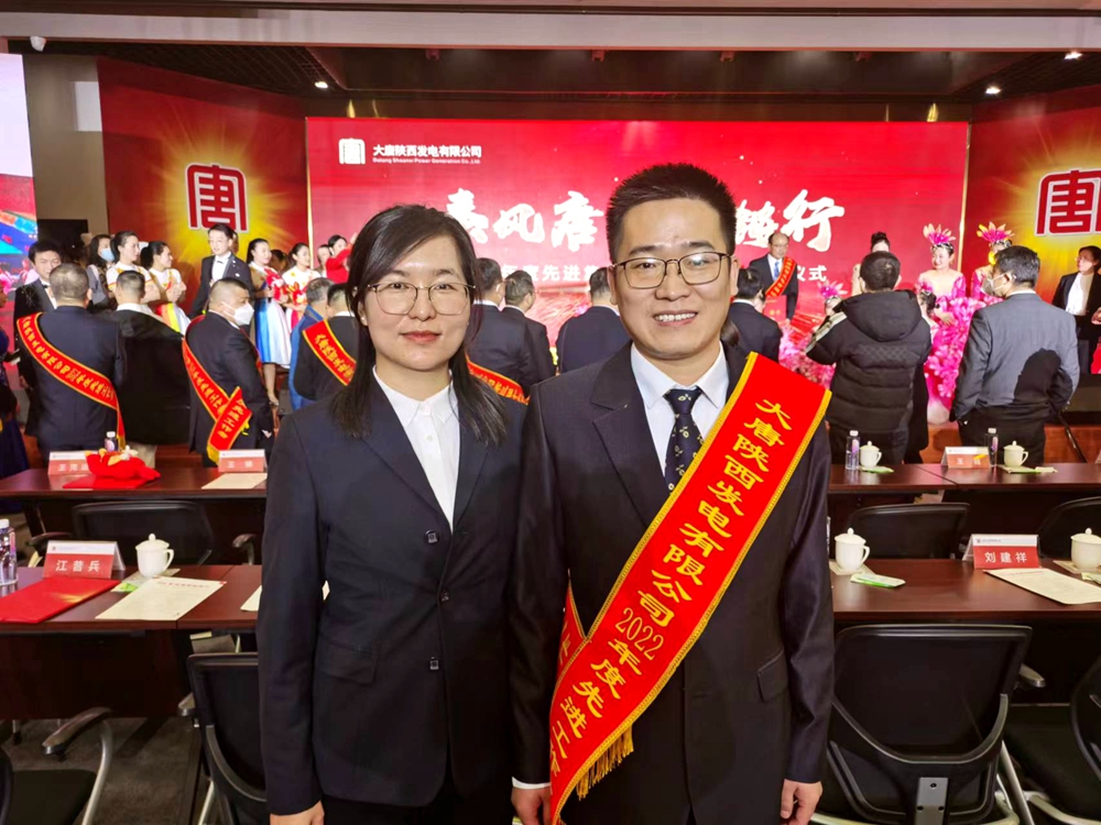 4.韓城第二發電公司楚樂、李玉珍夫婦在獲獎現場（曹軍科攝）.jpg