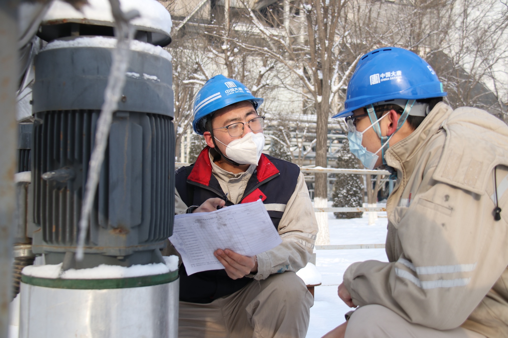 1707032008799085959.jpg 3.圖為盤山發電公司職工對室外設備進行巡檢,保障設備安全穩定供電供熱.jpg