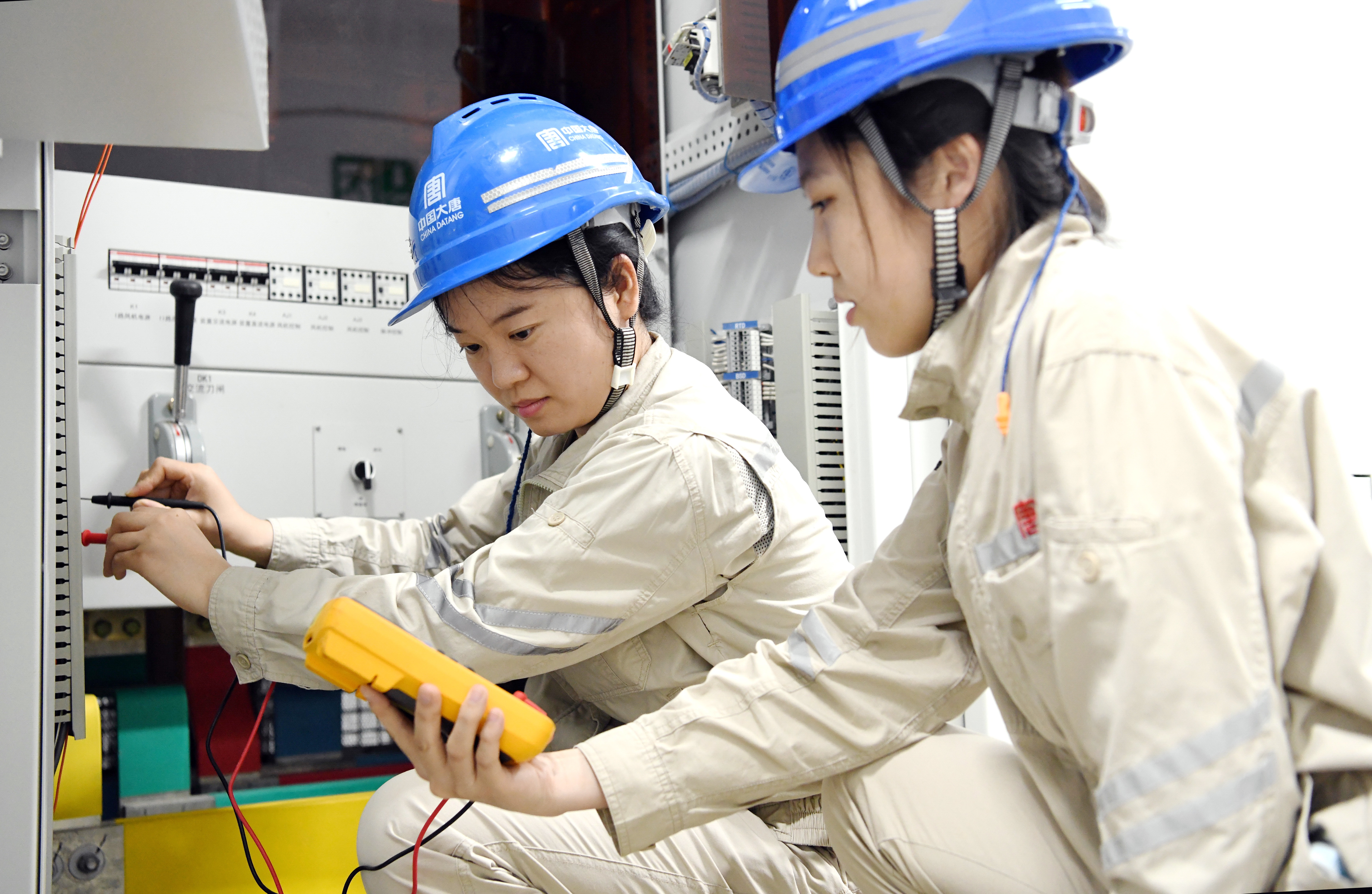 1715911734223044940.jpg 雷州發電公司設備部任佳炯(左)對設備情況進行檢查-王朝陽.jpg