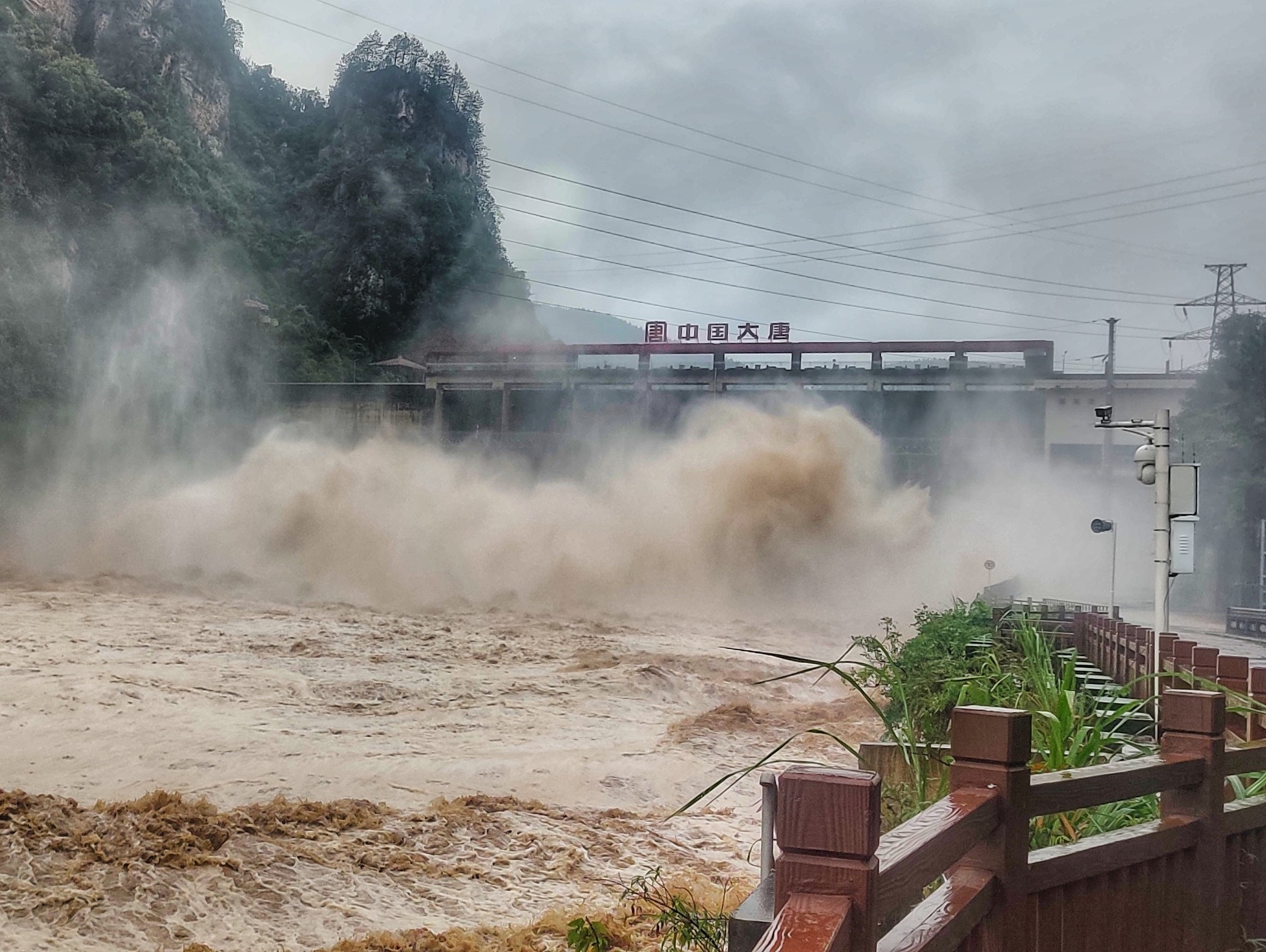 1720744275698040615.jpg 張家界水電公司迎接洪峰過(guò)境.jpg