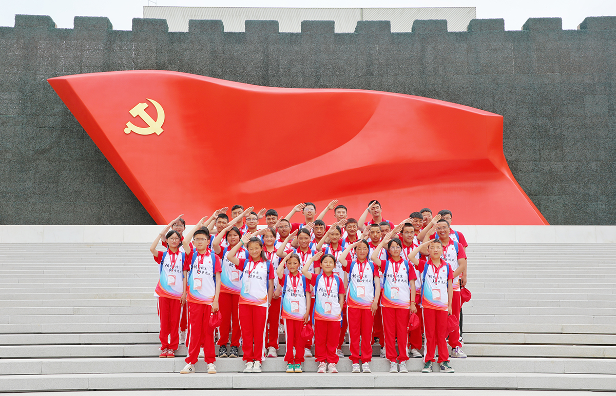 1723450197448062349.jpg 學(xué)生在中國共產(chǎn)黨歷史展覽館參觀學(xué)習(xí)a.jpg