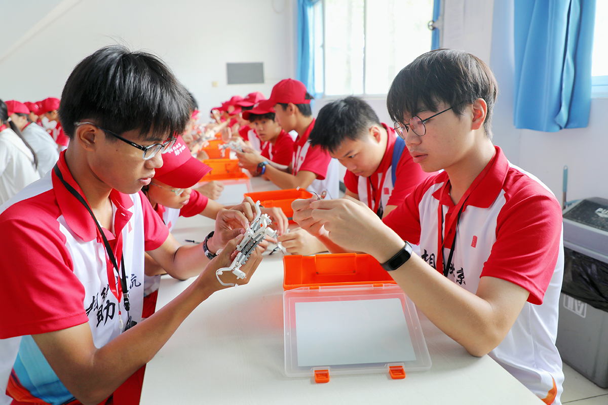 1723452244745036281.jpg 學(xué)生在北科青少年無人機(jī)實(shí)訓(xùn)基地參觀學(xué)習(xí)a.jpg