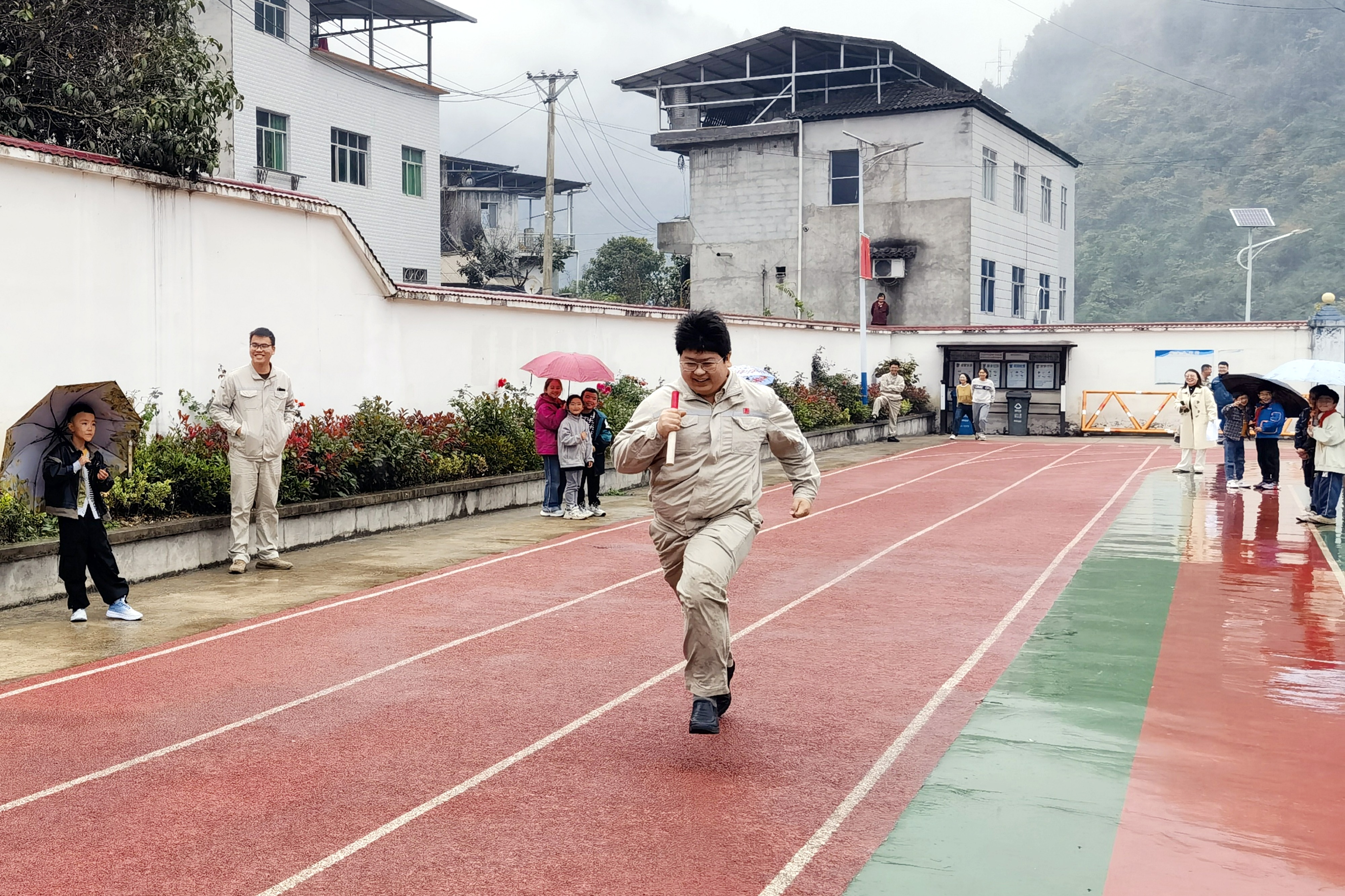 1732089875901087291.jpg 4.沿渡河公司職工與師生開展趣味活動。.jpg